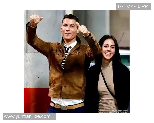 足球明星与名模的浪漫爱情故事揭示了光鲜背后的真实生活与挑战